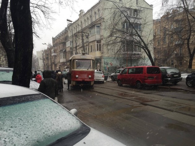 В центре Киева трамвай сошел с рельсов и разбил внедорожник