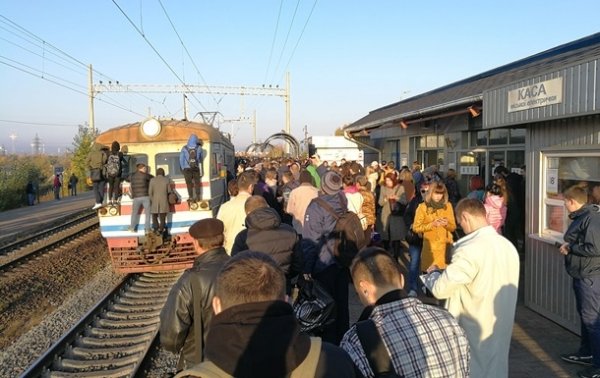 В Киеве пассажиры блокировали городскую электричку