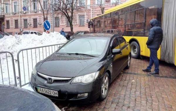 В центре Киева "герой парковки" заблокировал движение транспорта
