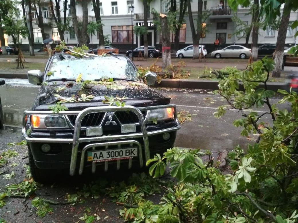 Гроза оставила в Киеве значительные повреждения. Будьте осторожны!