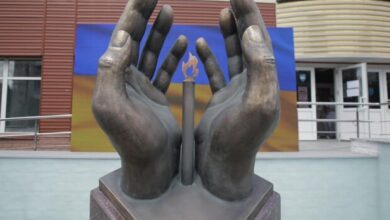 В Киеве установили памятник медикам, умерших от Covid-19