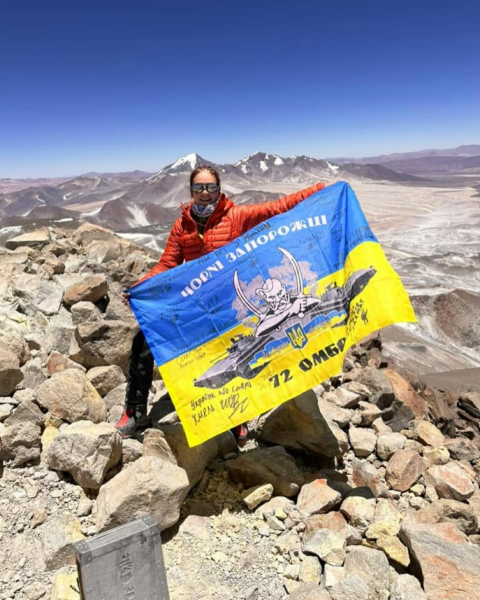 Прапор України та Ворзеля підняли на вершину найвищого вулкана: фото
