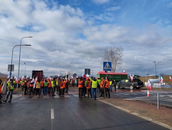 Польські фермери перекрили залізницю біля кордону і висипали українське зерно на колії