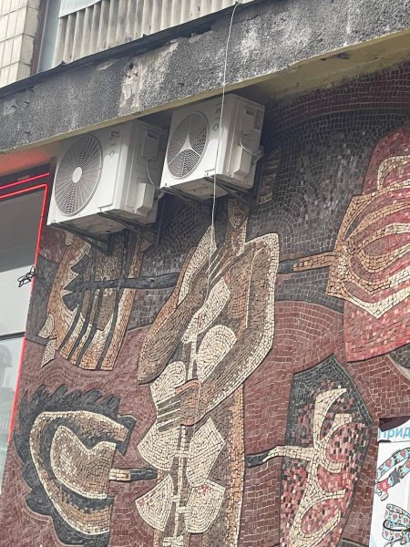 З мозаїчного панно на бульварі Лесі Українки прибрали кондиціонери: фото