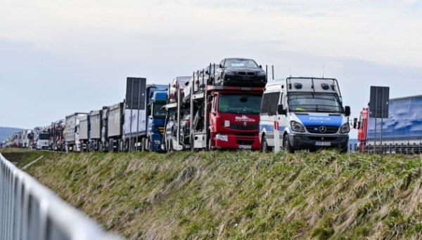 У Польщі на українському кордоні у чергах стоять 2300 вантажівок 