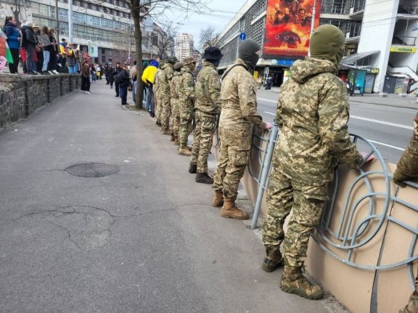 "Коли в мене знову буде тато?": рідні військовополонених вийшли на акцію в Києві