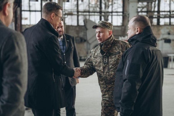 Президент Фінляндії приїхав до Гостомеля та зустрівся з його захисниками: фото