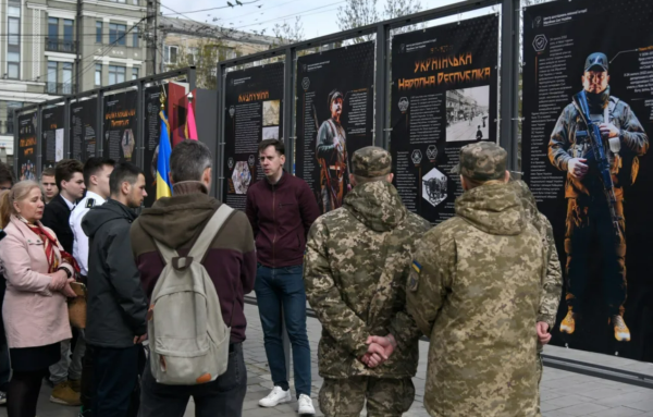 На Контрактовій площі відкрилася вулична виставка "На захисті міста": фото