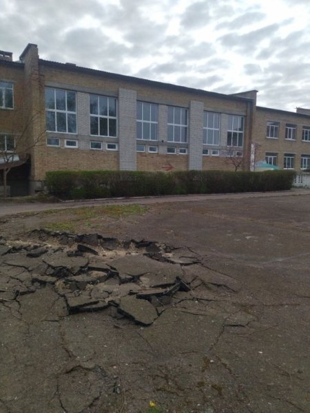 На Київщині створять сквер у подвір'ї школи, яку пошкодили росіяни: фото