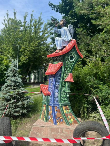 На Пейзажній алеї встановили скульптуру янгола замість "Дівчини на подушках": фото