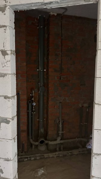 На Київщині відбудовують п&rsquo;ятиповерхівку, яку пошкодила російська ракета