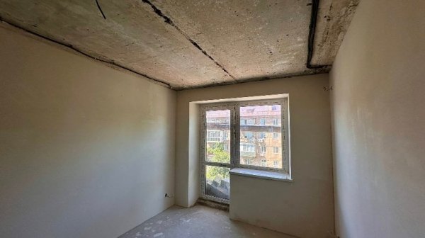 На Київщині відбудовують п&rsquo;ятиповерхівку, яку пошкодила російська ракета