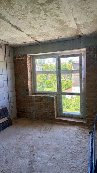 На Київщині відбудовують п&rsquo;ятиповерхівку, яку пошкодила російська ракета