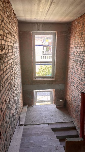 На Київщині відбудовують п&rsquo;ятиповерхівку, яку пошкодила російська ракета