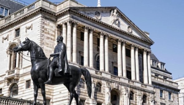 Банк Англії вперше за чотири роки знизив базову ставку