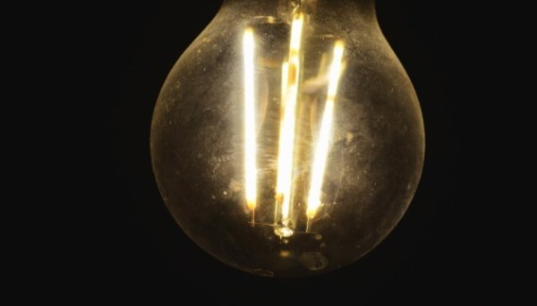 Через ракетну атаку РФ у низці областей Україні задіяли аварійні відключення електрики