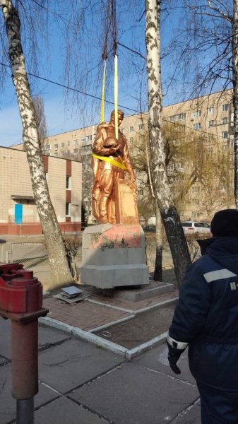 На території школи у Святошинському районі демонтували радянський пам&rsquo;ятник: фото