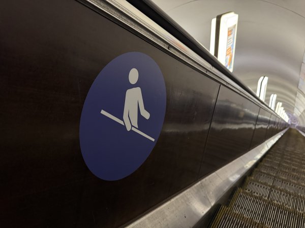У київському метро тестують нові наліпки на ескалаторах: як вони виглядають