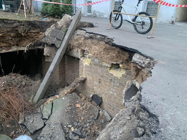 У проваллі в одному з житлових дворів Печерська виявили підвал історичної садиби: фото