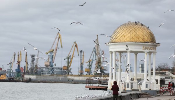 Росія продовжує незаконно вивозити українське зерно та метал через порти Маріуполя та Бердянська