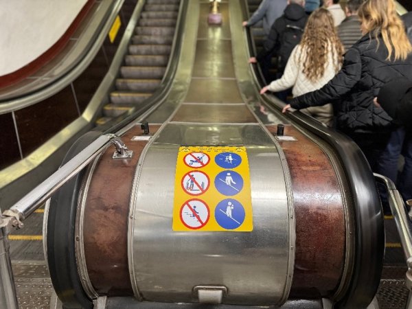 У київському метро тестують нові наліпки на ескалаторах: як вони виглядають