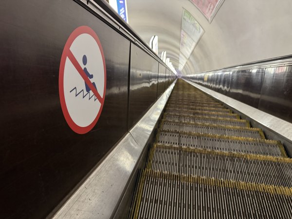 У київському метро тестують нові наліпки на ескалаторах: як вони виглядають