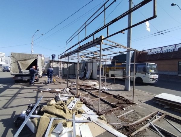 На території книжкового ринку "Почайна" демонтували МАФи: фото