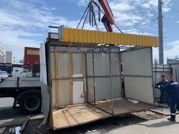 На території книжкового ринку "Почайна" демонтували МАФи: фото