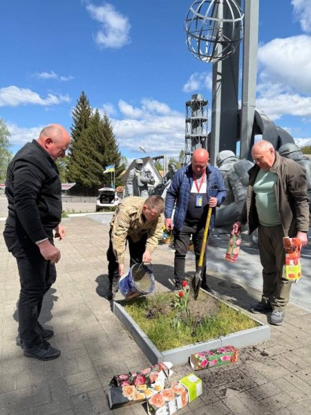 У Чорнобилі висадили троянди на честь ліквідаторів аварії: фото