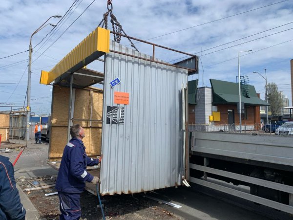 На території книжкового ринку "Почайна" демонтували МАФи: фото