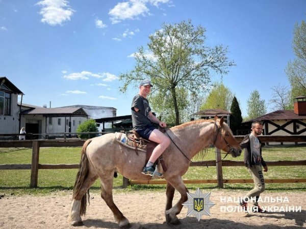На базі кінного клубу для ветеранів провели психологічний тренінг: фото
