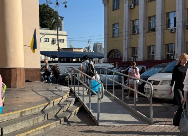 На станції метро "Вокзальна" встановлюють пандуси: фото