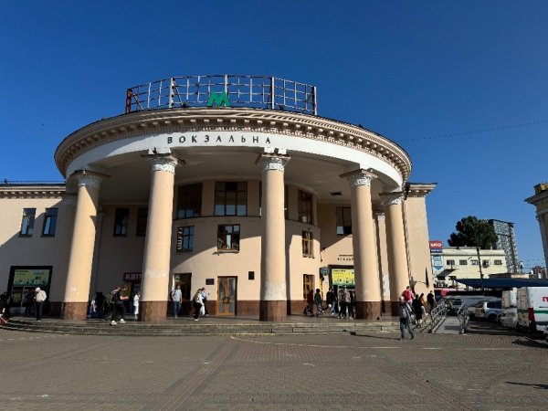 На станції метро "Вокзальна" встановлюють пандуси: фото