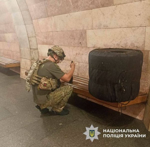 На станції "Либідській" закривали вхід і перевіряли підозрілий предмет: що це було