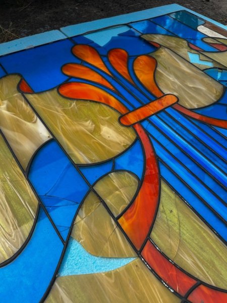 Вітраж "Симфонія світла" знайшли на смітнику в Києві та повернуть автору для реставрації: фото