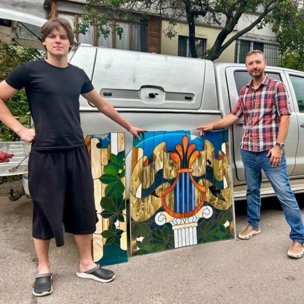 Вітраж "Симфонія світла" знайшли на смітнику в Києві та повернуть автору для реставрації: фото