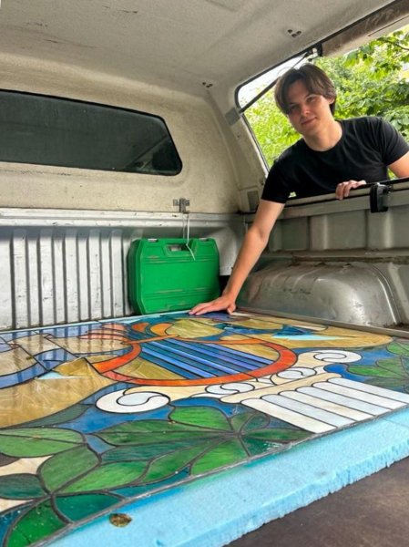 Вітраж "Симфонія світла" знайшли на смітнику в Києві та повернуть автору для реставрації: фото