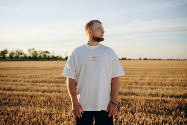 Соціальний проєкт "Ми однієї крові" випустив футболки з цитатами героїв: фото