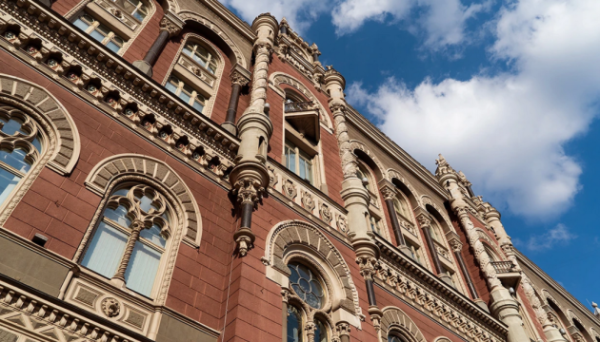 Долар і євро дешевшають: Нацбанк оголосив курс гривні на 1 жовтня