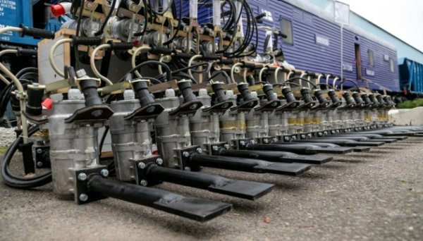 Укрзалізниця отримала вітчизняну спецтехніку для колійників та енергетиків