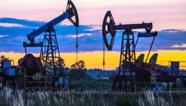 Ціна на нафту балансує біля двотижневого максимуму на тлі геополітичних ризиків