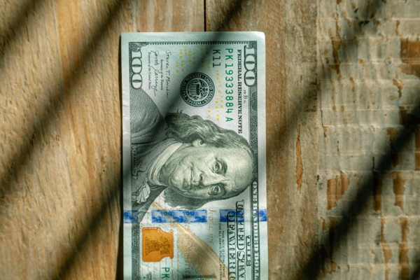 Грошей &laquo;від заробітчан&raquo; усе менше: як це впливає на економіку