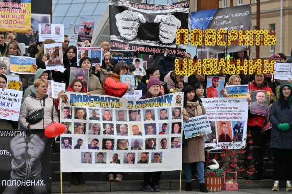 "Два серця в полоні": у центрі Києва відбулася акція на підтримку військових 