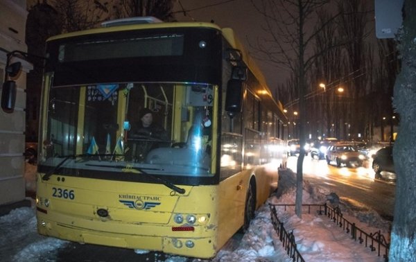 В центре Киева троллейбус выехал на тротуар