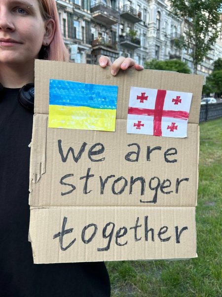 Біля посольства Грузії у Києві проходить акція солідарності з грузинським народом: фото та подробиці