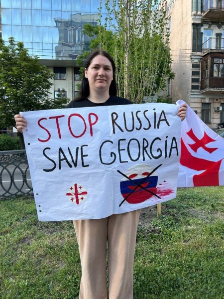 Біля посольства Грузії у Києві проходить акція солідарності з грузинським народом: фото та подробиці