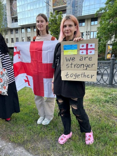 Біля посольства Грузії у Києві проходить акція солідарності з грузинським народом: фото та подробиці