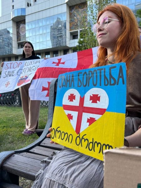 Біля посольства Грузії у Києві проходить акція солідарності з грузинським народом: фото та подробиці