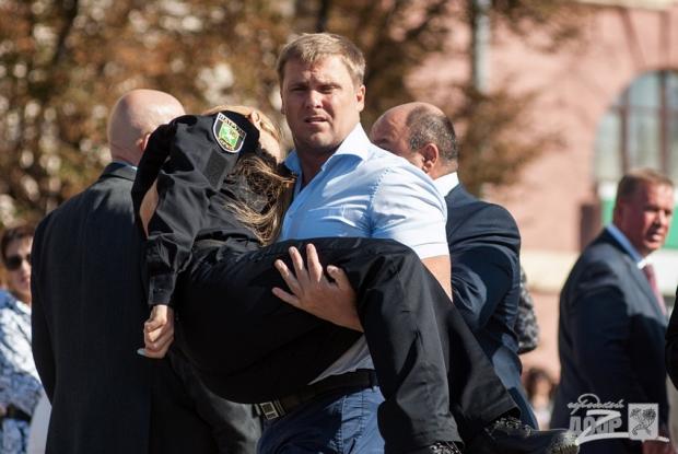 Возле центрального железнодорожного вокзала Киева водитель сбил девушку-полицейского