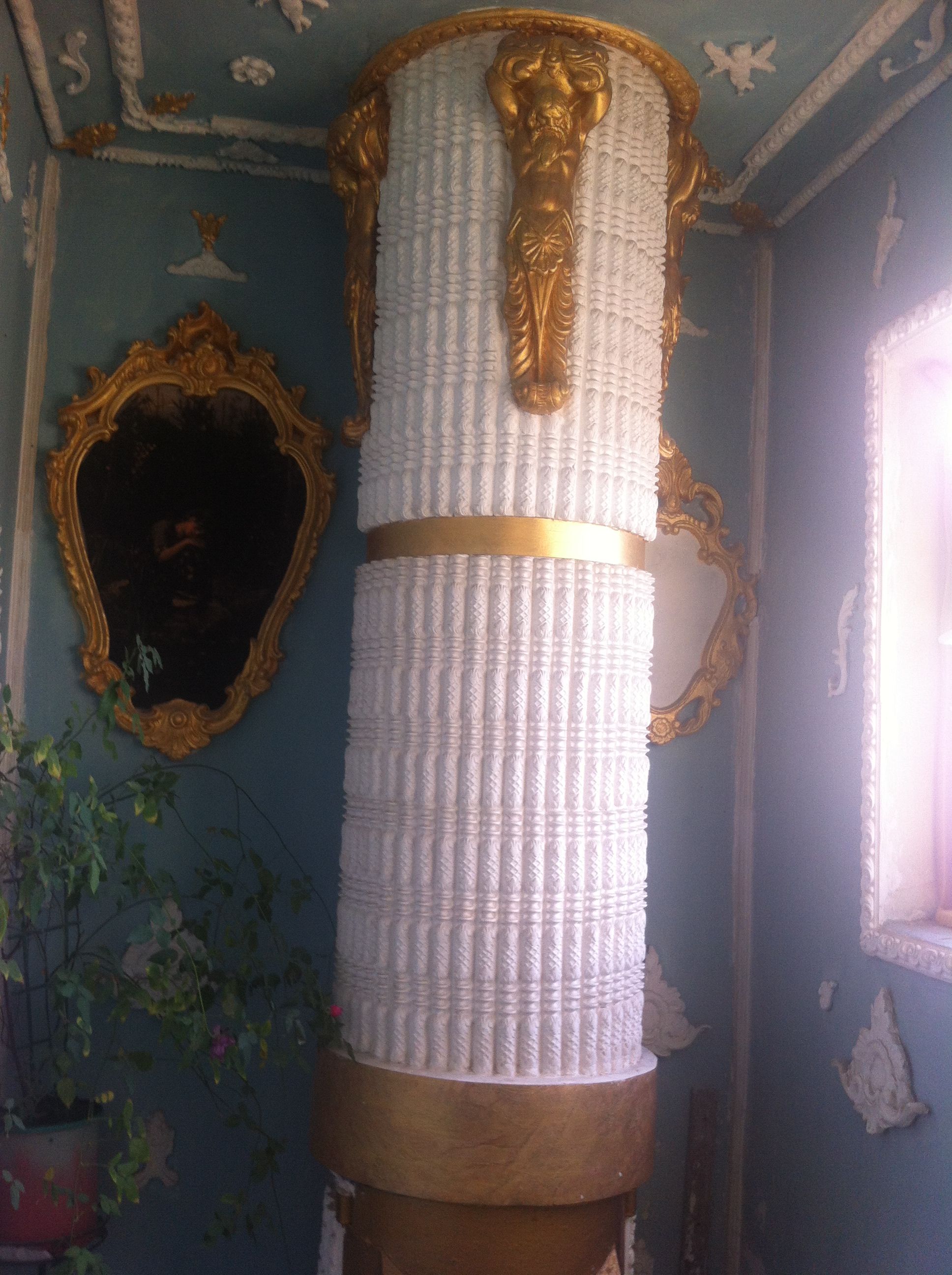 Мусоропровод. Стал античной колонной. Фото: А. Чайка